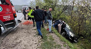 Kontrolden çıkan otomobil şarampole savruldu: 2 yaralı