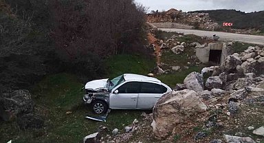 Kontrolden çıkan otomobil şarampole uçtu, sürücüsü yaralandı