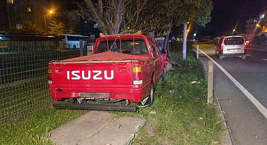 Kontrolü kaybeden kamyonet orta refüje savruldu; 1 yaralı