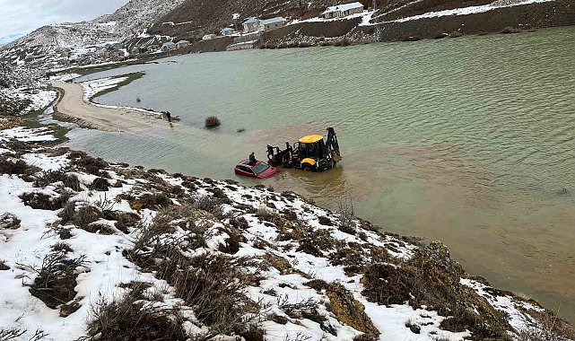 Konya'da göle dönen yayla yolunda araçta mahsur kalan aile kurtarıldı