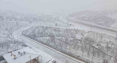 Konya'da kar yağışı ilçeyi beyaza bürüdü
