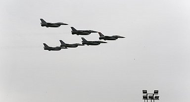 Konya'da SOLOTÜRK ve Türk Yıldızları'ndan öğrencilere 23 Nisan gösterisi