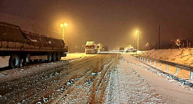 Kop Dağı Geçidi'nde buzlanma ulaşımı aksattı