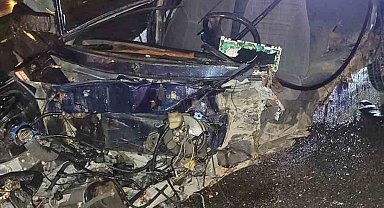 Köprü bariyerlerine çarparak parçalanan otomobilin sürücüsü hayatını kaybetti