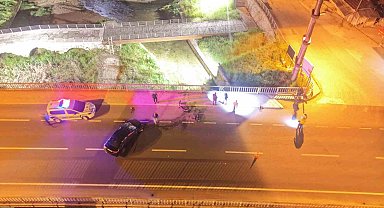 Köprü korkuluklarına çarpan otomobil hurdaya döndü: 3 yaralı