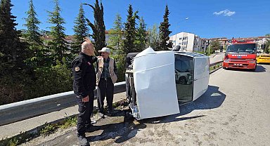 Köprüde kontrolden çıkan otomobil yan devrildi: Sürücü yara almadan kurtuldu