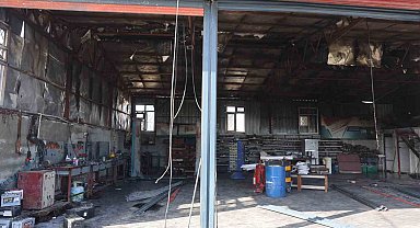 Korkutan yangında, iş yeri ve kamyonet zarar gördü