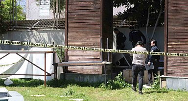 Kötü kokudan şüphelenerek baktıkları reklam panosundan tanınmayacak halde ceset çıktı
