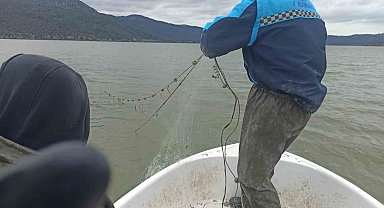 Kovada Gölü'nde kaçak avcılara ait 600 metrelik ağ ele geçirildi