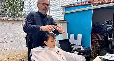 Köy köy gezen kuaför kız çocuklarının saçını ücretsiz kesiyor