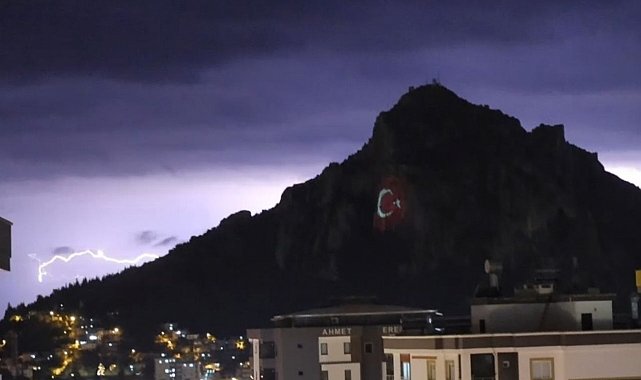 Kozan Kalesi'nde şimşekler görsel şölen oluşturdu