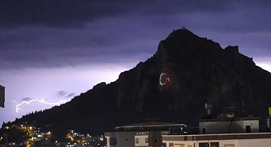 Kozan Kalesi'nde şimşekler görsel şölen oluşturdu