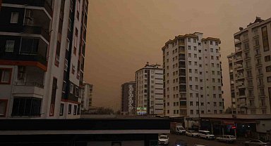 Kozan'da çöl tozu etkili oldu, sağanakla birlikte çamur yağdı