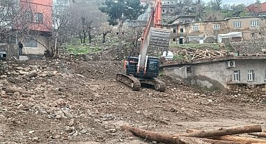 Kozluk'ta vatandaşların kabusu haline gelen çamurlu köy yolları onarıldı