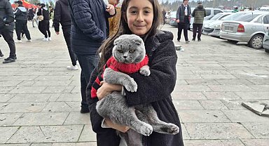 Küçük çocuk Eskişehirspor maçına kedisi ile geldi