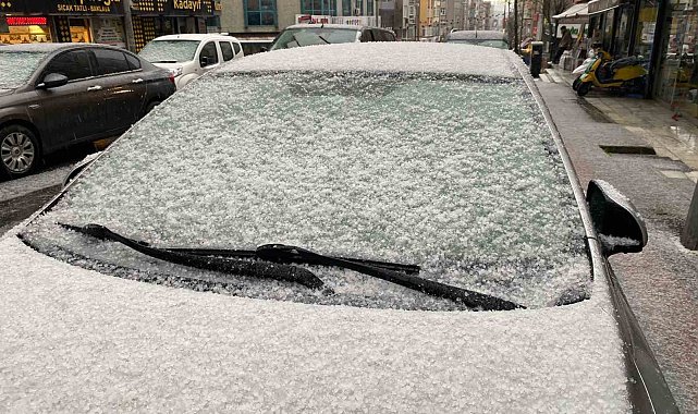 Küçükçekmece'de dolu yağışı etkili oldu, ortalık beyaza büründü