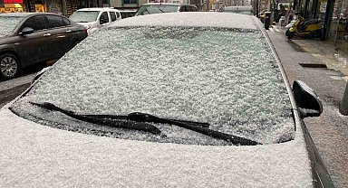 Küçükçekmece'de dolu yağışı etkili oldu, ortalık beyaza büründü