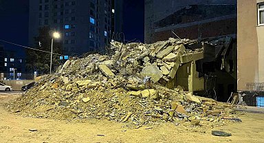 Küçükçekmece'de kentsel dönüşümdeki bina tek darbeyle yıkıldı