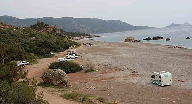 Kumluca'da sahil ve kamu alanlarında karavan konaklaması yasaklandı, karavancılar bölgeden çıkarıldı