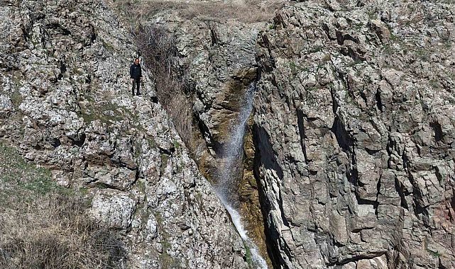 Kuruyan 30 yıllık şelale, yağışlarla birlikte yeniden canlandı