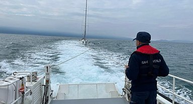 Kuşadası açıklarında motoru bozulan tekne kurtarıldı