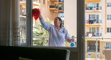 Kuşadası Belediyesi Evde Bakım Birimi ihtiyaç sahibi vatandaşların yanında