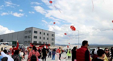 Kütahya OSB'de uçurtmalar gökyüzünü renklendirdi