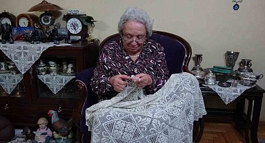 Kütahya'da 70 yıldır ilmek atan emekli öğretmenin azmi örnek oluyor