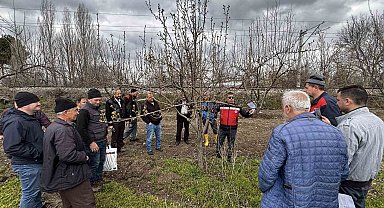 Kütahya'da meyve üreticilerine budama ve aşılama eğitimi