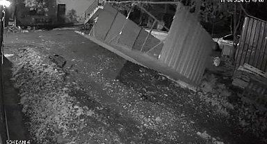 Kuvvetli fırtınanın tavuk kümesini uçurduğu o anlar kamerada