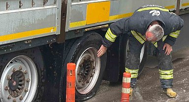 Lastiği patlayan tır yanmaktan son anda kurtarıldı