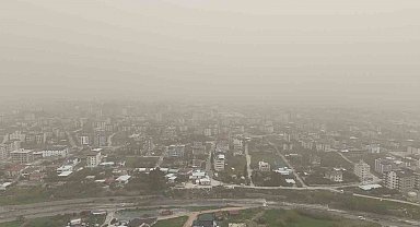 Libya'dan gelen çöl tozu Hatay'ı yuttu