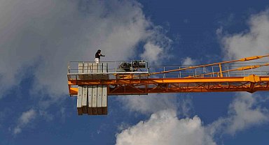 Maaşını alamayınca vincin tepesine çıktı, banka hesabına yatan parayı teyit edip indi