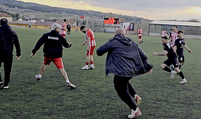 Maç sonunda saha içi bir anda ringe döndü