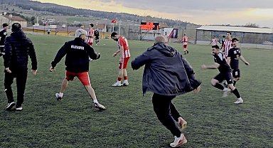 Maç sonunda saha içi bir anda ringe döndü