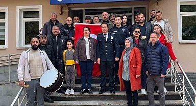 Mahalle sakinlerinden polislere sürpriz kutlama