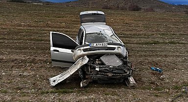 Malatya'da aydınlatma direğine çarpan araç takla attı: 3 yaralı