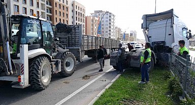 Malatya'da çekici refüje çıktı, trafik kilitlendi