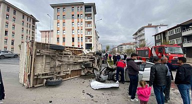 Malatya'da kamyonet ile otomobil çarpıştı: 2 yaralı