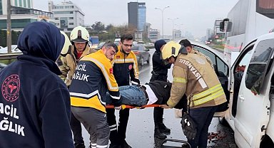 Maltepe'de hafif ticari araç, servis minibüsüne arkadan çarptı: 1 yaralı