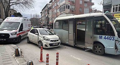 Maltepe'de minibüs araca çarptı: Kaza anı kamerada