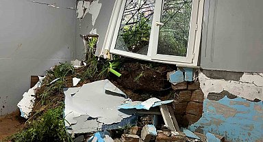 Maltepe'de toprak kayması: Tek katlı ev kullanılamaz hale geldi