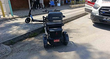 Manevra yaparken devrilen elektrikli bisikletin sürücüsü hafif yaralandı
