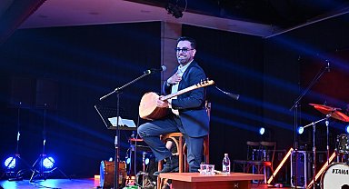 Manisa'da İsmail Altunsaray ile türkü dolu gece