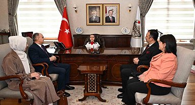 Manisa'da Valilik makamı minik Mehlika'ya emanet