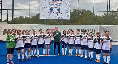 Manisa'nın kızları turnuvadan şampiyon ayrıldı