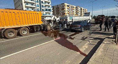 Mardin'de kamyon ile tır çarpıştı: 1 yaralı