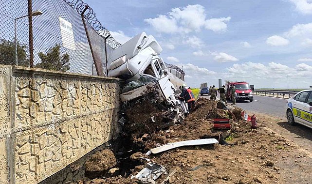 Mardin'de kontrolden çıkan yakıt tankerinin sürücüsü yaralandı