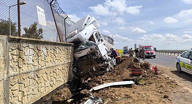 Mardin'de kontrolden çıkan yakıt tankerinin sürücüsü yaralandı
