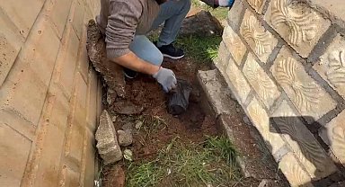 Mardin'de mezarlıkta toprağa gömülü eroin ele geçirildi